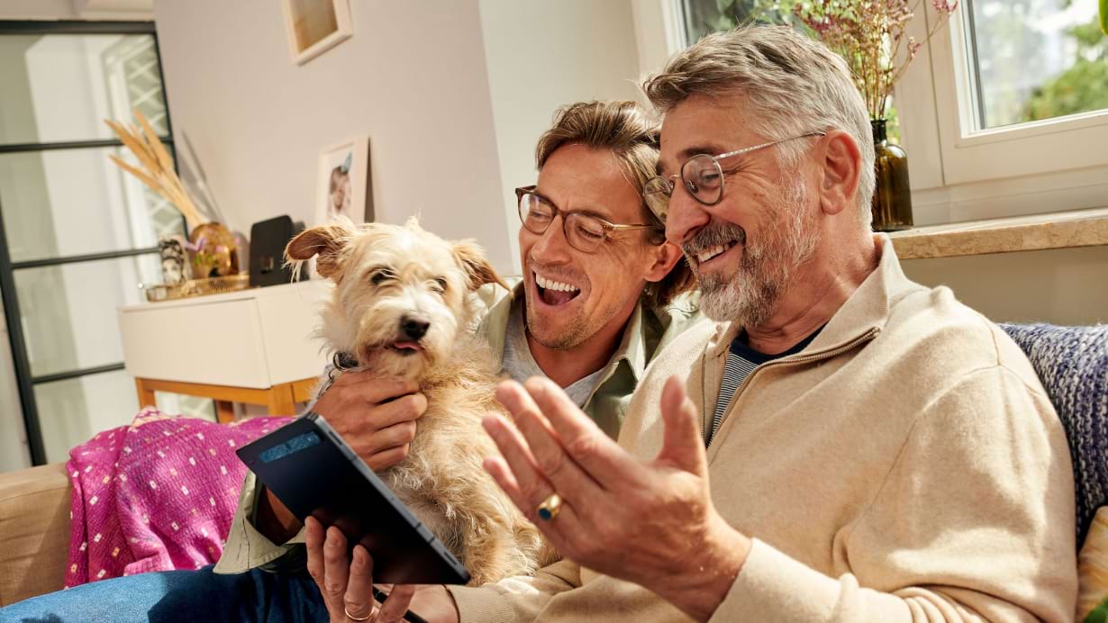 Bild zum Basisseminar, 2 Männer und Hund mit Blick auf Tablet