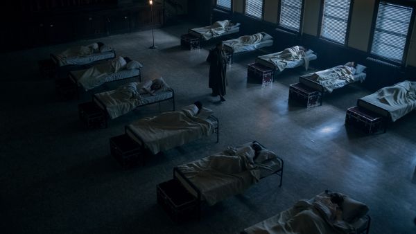 The Handmaid's Tale: Tante Lydia sorgt für Ruhe und Ordnung im Schlafsaal der Mägde.