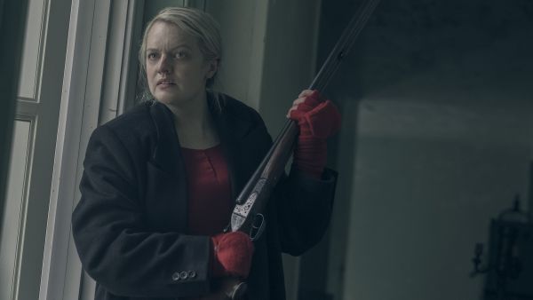 The Handmaid's Tale: Mit einem Gewehr in der Hand ist June bereit alles in Kauf zu nehmen.