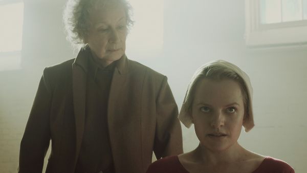 The Handmaid's Tale: Magaret Atwood blickt zynisch auf die kniende Desfred nieder.