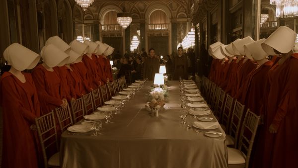 The Handmaid's Tale: Die Mägde haben ihre Köpfe gesenkt.