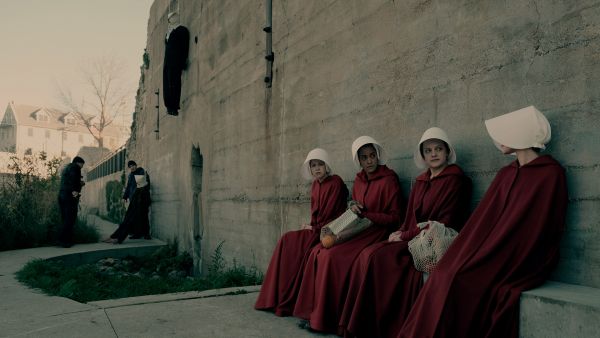 The Handmaid's Tale: Vier Mägde unterhalten sich.