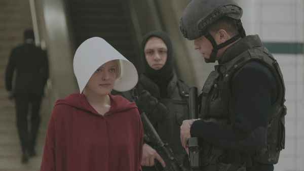 The Handmaid's Tale: Desfred wird von zwei Soldaten aufgehalten.