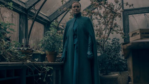 The Handmaid's Tale: Serena kümmert sich im Gewächshaus um die Pflanzen. 