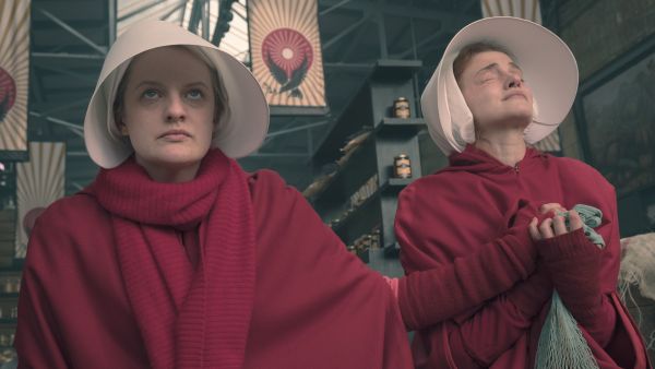 The Handmaid's Tale: Janine und June beten, auf dass der Moment vorüberzieht.